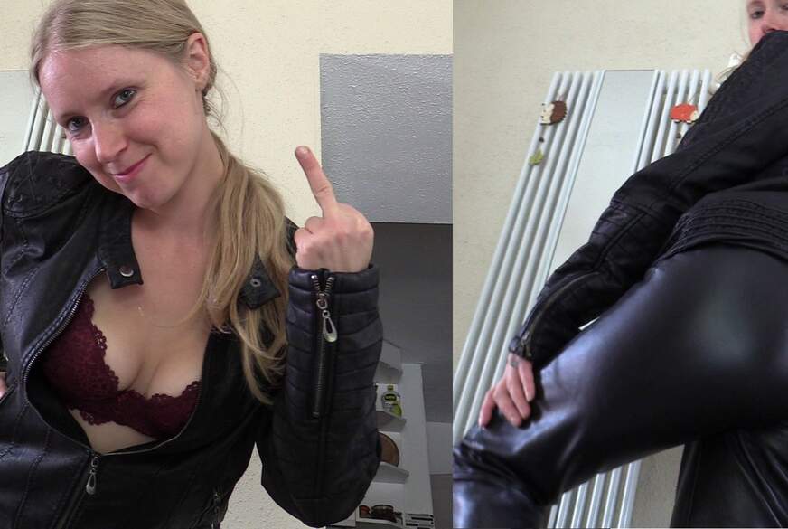 Femdom- Bete deine Göttin in Leder an! von Anni-Next-Door