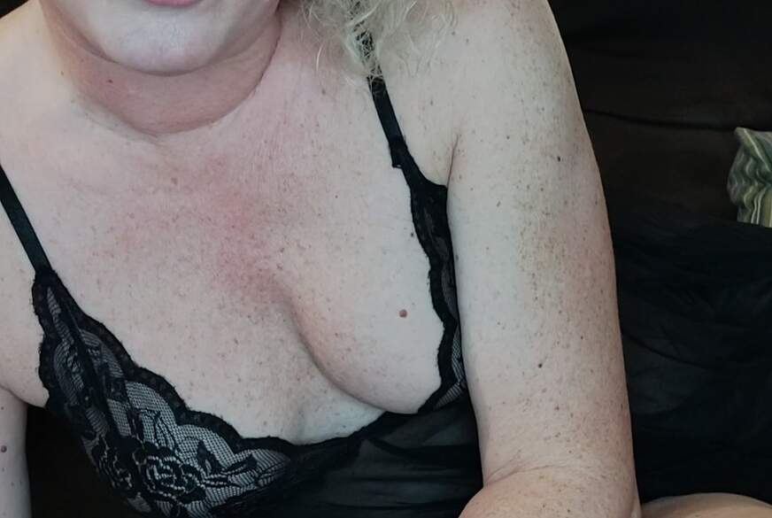 Anouk72: Wenn dich abends auf der Couch die Lust überkommt...Spaß mit meinem Dildo