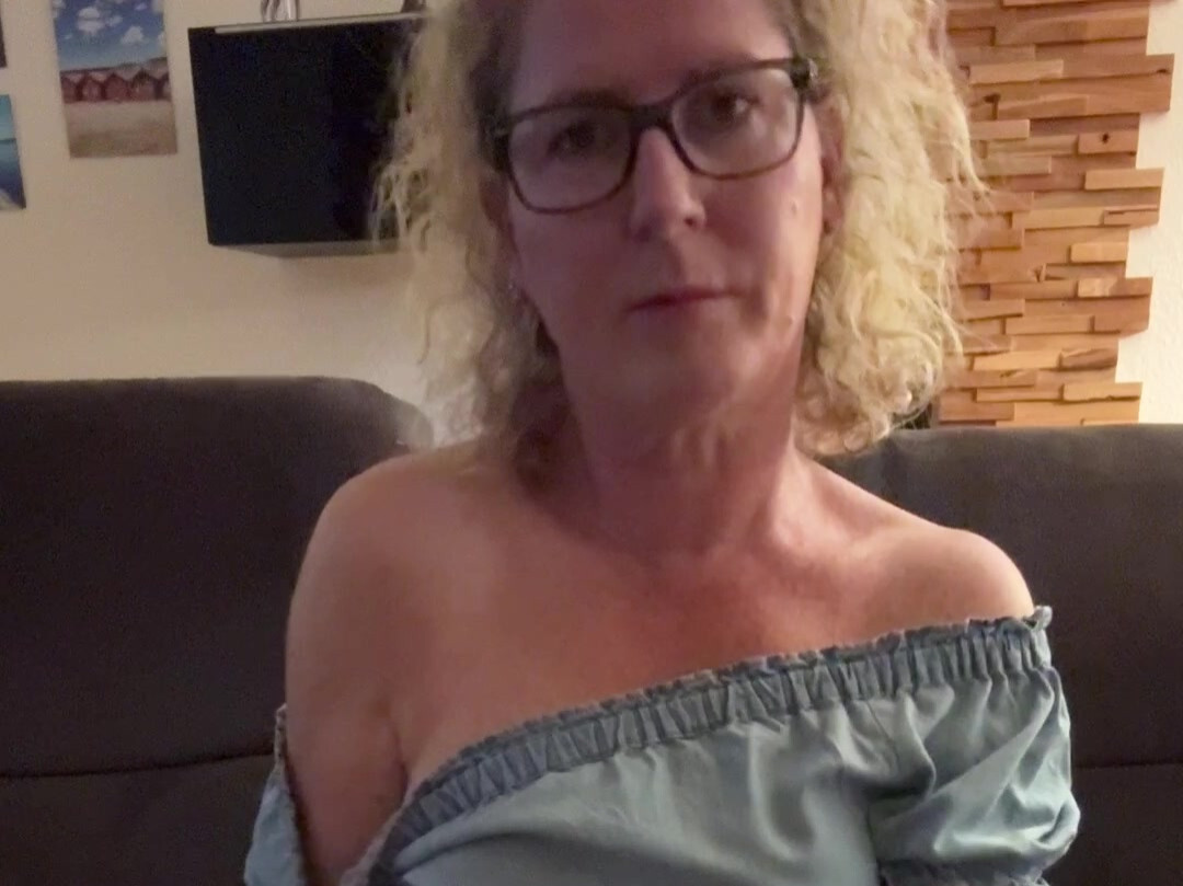 Es ist Sommer, mir ist warm und ich bin geil. Möchte mir ein bissel Entspannung verschaffen. Habe mir 3 von meinen Dildos geschnappt und frage mich, wer mich denn bis zum Orgasmus ficken darf. Möchtest du einen Tipp abgeben?