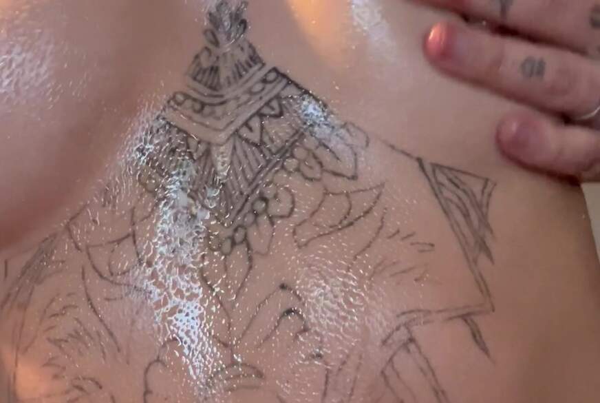 SecretBlondi: Ölige Titten und steife Nippel