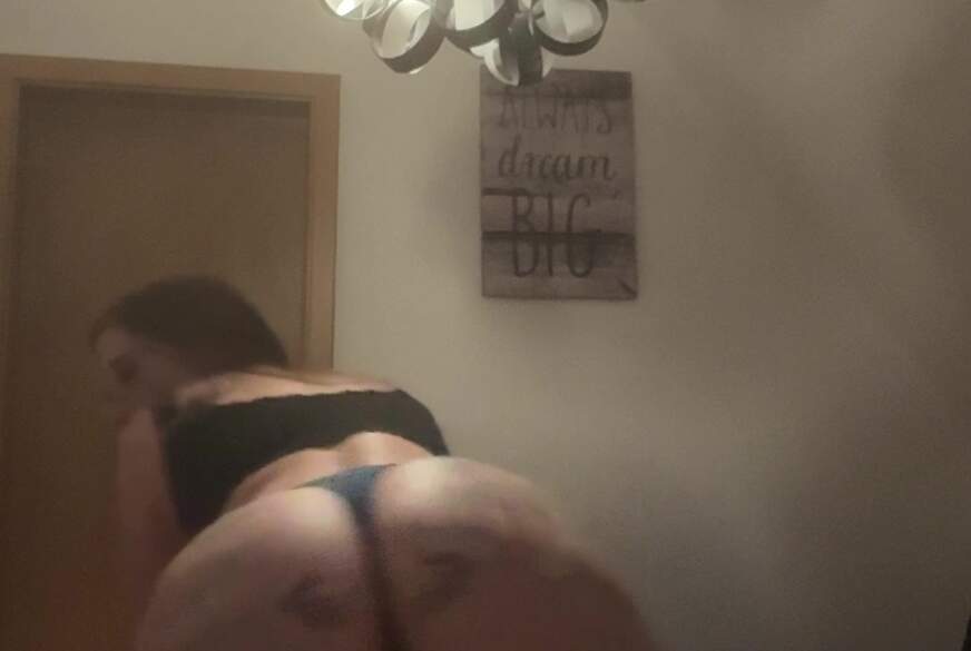 antoniacanny2: Geile curvy Milf Kommt mit 2 Dildos zum kommen