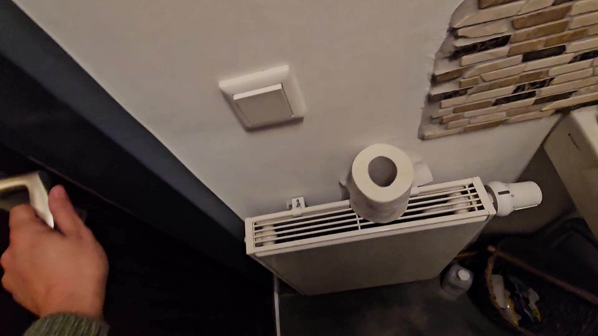 ...meine nasse Pussy befriedigt. Ich bin zu Besuch bei meiner Freundin und da ich gerade Dauergeil bin musste ich es mir dort machen. Ich hoffe keiner hat es gehört ???????? und ja ich liebe meinen Körper, finde mich nach 55 kg Abnahme trotzdem sexy ?? #heimlich #wetpussy #geilaufklo