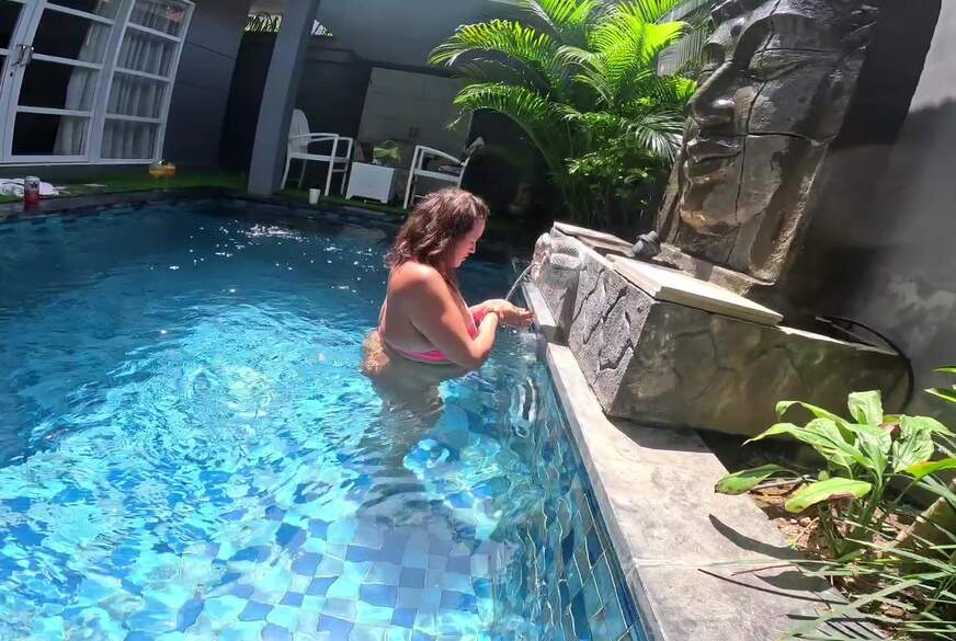 Marry-Meridaa: Im Pool z******t - C******e im Pool