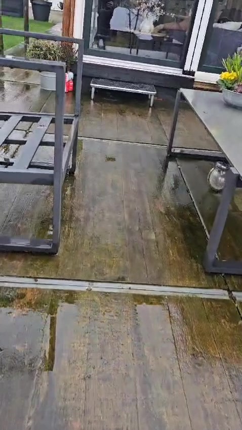 Ich bin auf einem Kurztrip in Holland.. 
das Haus was ich mit einer Freundin gemietet habe, hat vieeele offene Fenster und natürlich möchte ich auch im Urlaub nicht auf geile Orgasmen verzichten, also nahm ich mir meinen Vibrator als meine Freundin eine Runde Spazieren war und hab es mir selbst besorgt.  
Was ich nicht gesehen habe, dass der Gärtner bei uns am Haus am arbeiten war..  Als ich es dann bemerkt habe, zeigte ich ihm wie geil ich war !!! 
Wärst du gern der Gärtner gewesen?