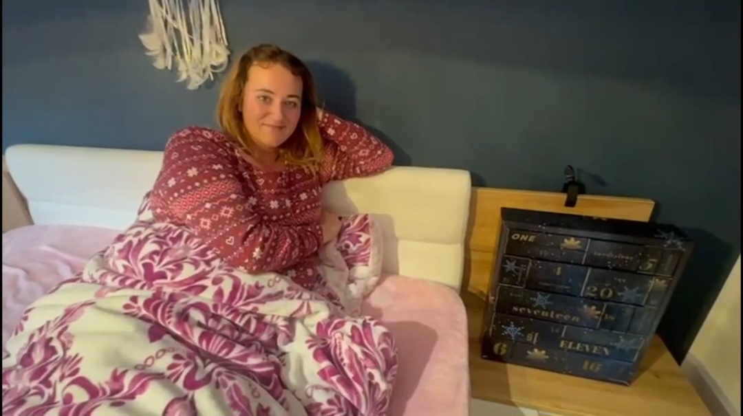 HoHoHo heute ist ja Nikolaus und ich habe das Türchen Nr. 6 aufgemacht, ich dachte es wäre was tolles drin... aber schau selber :) da ich so geil war habe ich meine Pussy Vibrieren lassen ;)