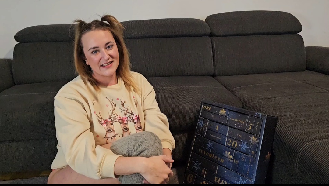 Türchen Nr. 7, 8 und 9 

Die letzten Tage ging es mir nicht gut, deswegen gibt es jetzt 3 Türchen auf einmal für dich !!! 

Kleiner Tipp: 

Es wurde an meiner nassen Fotze ziemlich feucht und es gab was langes für mein enges Loch!