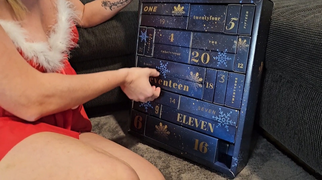 Dich erwarten hier ganze 6 Türchen die ich aus meinem Kalender geöffnet habe.

Ein Tipp: am Ende wird mein enges Poloch benutzt :) aber auch meine Brüste und mein Arsch leiden ;)