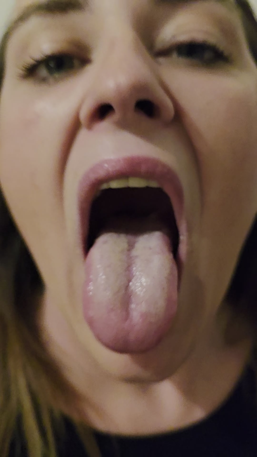Fick mein Blasmaul tief in die Kehle - Mit Abspritz Countdown!!! Ich will, dass du deinen Schwanz tief in meine Kehle stößt ! Ich öffne mein Blasmaul schön weit für dich, dass du mir tief in mein Blasmaul sehen kannst und dir vorstellst, wie du deinen Schwanz bis zum Anschlag rein stößt!!!  Ich gebe dir einen Countdown und dann will ich das du mir tief hinein spritzt. 

Fick mir mein geiles Blasmaul !!!!