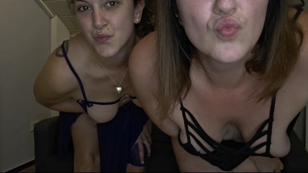 Sie sind heiß, gierig und machen keine halben Sachen. Zwei wilde Weiber zeigen dir, wie sehr sie’s live treiben wollen – hart, direkt und ohne Tabus. Dieses Video ist nur der Vorgeschmack… beim Usertreff wirst du der Spielball ihrer Lust!!!