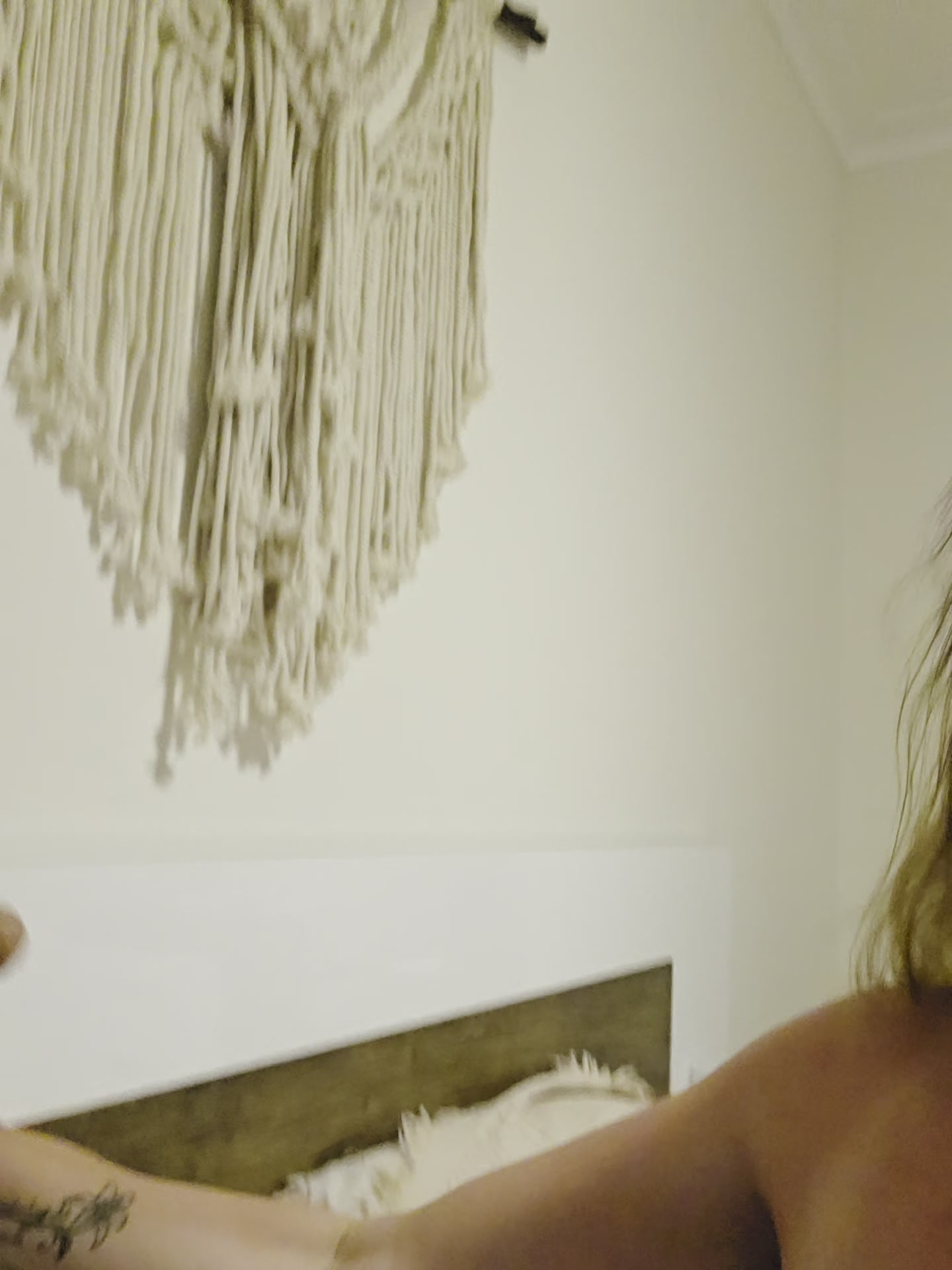 Leider war kein echter Schwanz in der Nähe wo ich mein Blasmaul testen konnte. Also habe ich meinen riesen dildo genommen und mal getestet, wie weit ich den Schwanz in mein Maul kriege. ;)