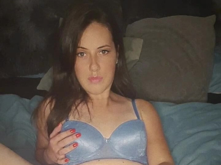 Mit dem Plug, den Liebeskugeln und dem Vibrator gespielt. Wenn schon keiner da ist, der mit mir spielt, muss ich es halt alleine machen...selbst ist die Frau!!!