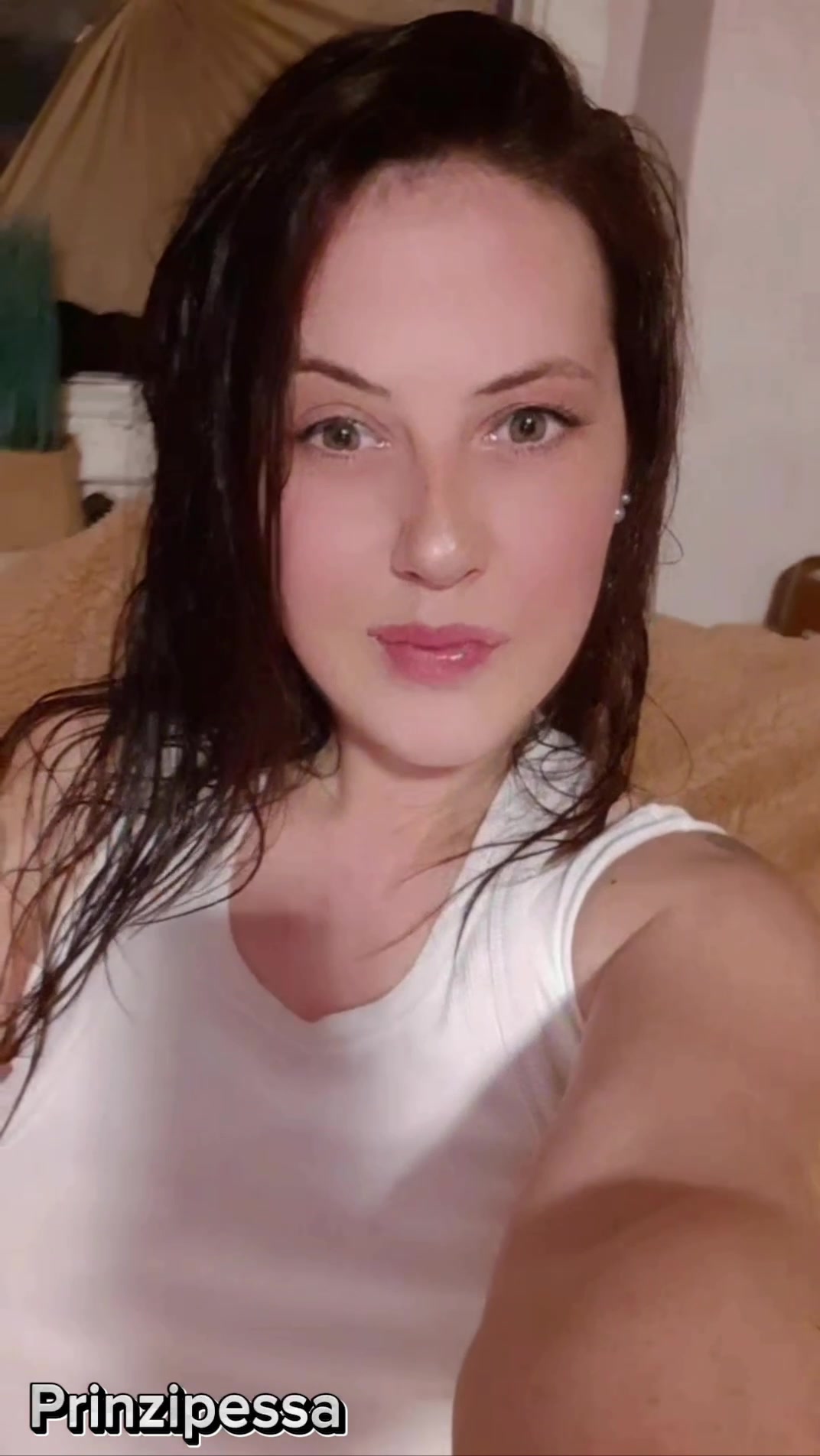 Nach dem ich mich in der Wanne gewaschen habe und den ganzen Tag schon an nichts anderes wie ans ficken denken konnte, musste ich es mir noch mal feucht fröhlich besorgen! Entspannung pur, mit dem Saft gespielt und genossen! Was gibts geileres als entladen ins Bett zu hüpfen? Klatsch nass und dauergeil.. #Füße #Muschi #titten #Dildo #Fingern #Selbstbefriedigung