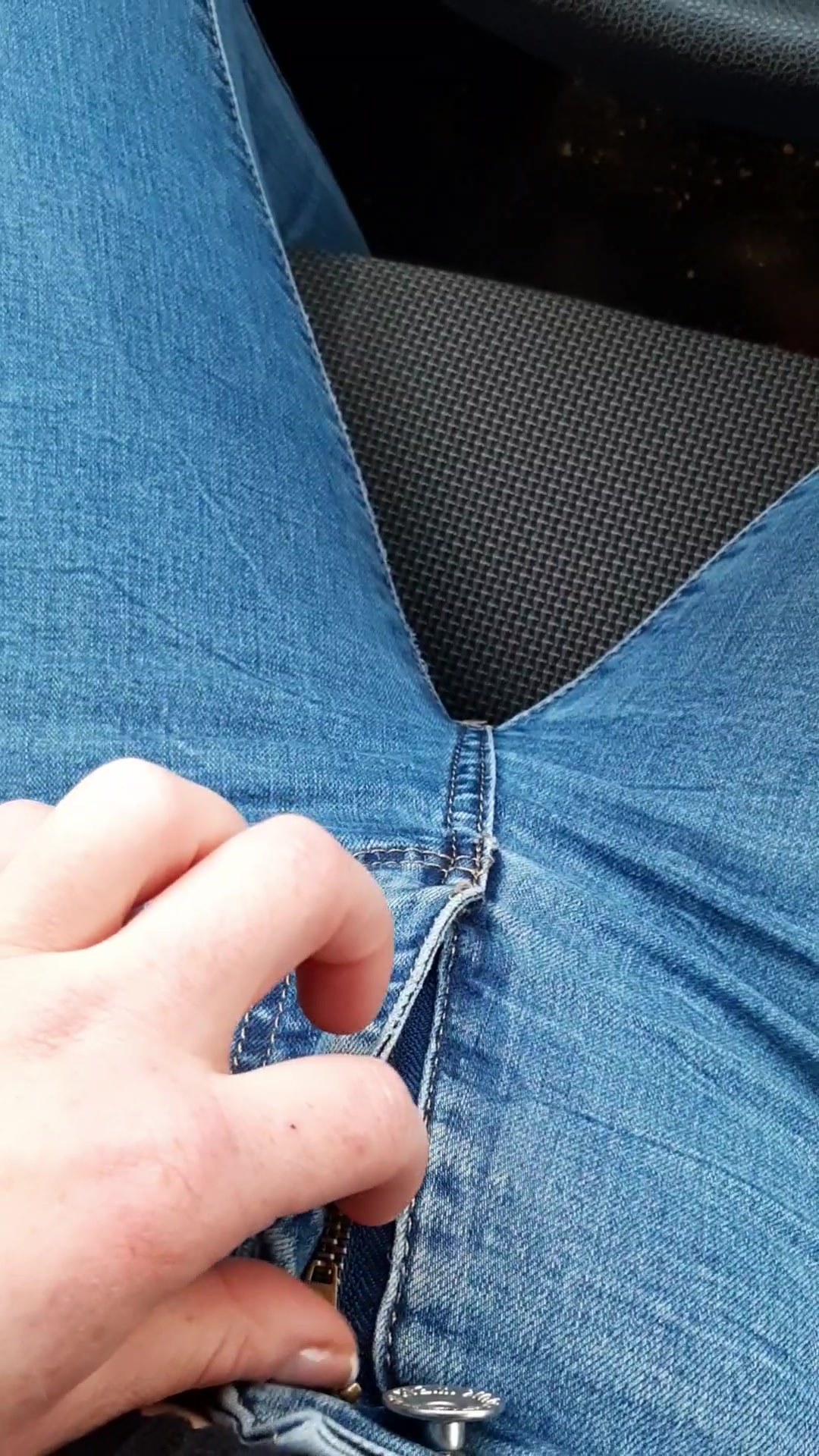 Alle die mich mittlerweile kennen, wissen wie mein Hirnfick kickt wenn ich nur ans vögeln denke! Also heute mal wieder einen Plug gegönnt und einkaufen gefahren. Hin und her gerutscht auf dem Sitz, beim einkaufen immer wieder kurz stehen geblieben und die Arschbacken zusammengekniffen. Auf dem Rückweg konnte ich dann nicht mehr und bin an die Seite gefahren. Handbremse gezogen, Hose auf, Hose runter und rein ins feuchte warme Höschen! Wie gut, dass ich immer ein Toy in meiner Handtasche habe! #auto #selbstbefriedigung #plug