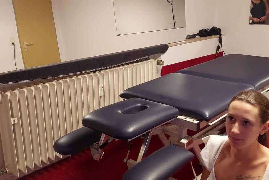 LeoLovegood: H**t d**********t auf der Massage Liege