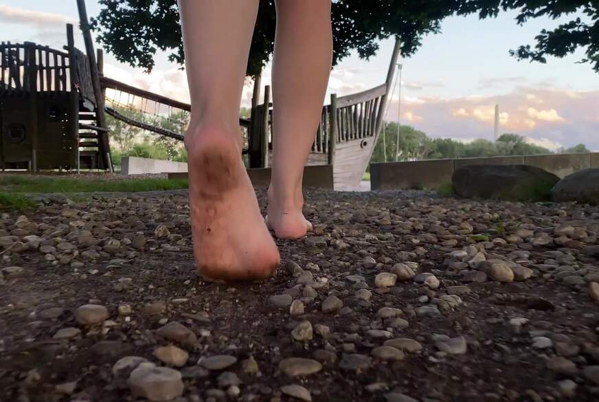 twofeets: FOOTWALKS - Barfuß Weg