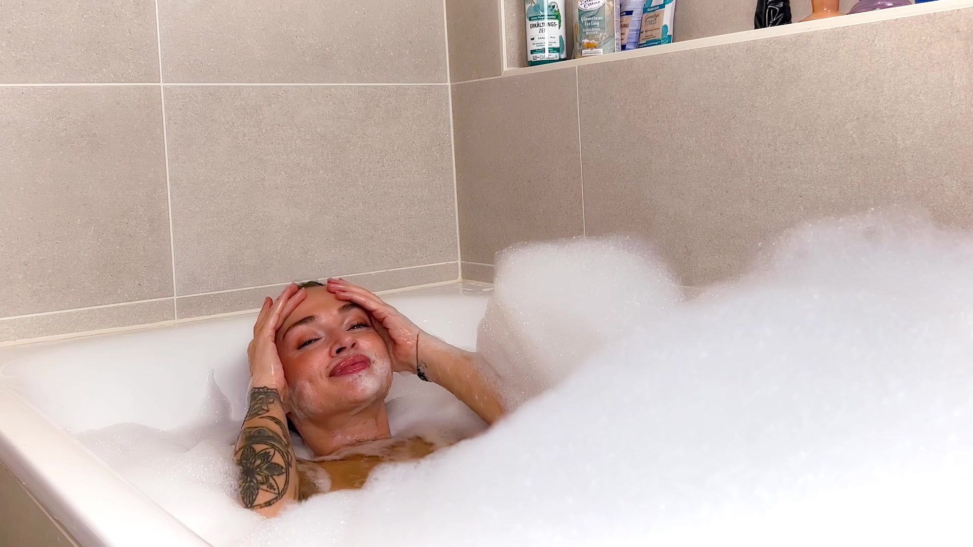 Kennst du das? Du liegst in der Badewanne und wirst unheimlich geil?
Heute zeige ich dir wie ich es mir in meiner Badewanne bis zum Orgasmus mache.
Was wäre das schön mal einen User zu finden der mit mir die Badewanne teilt... :-)
