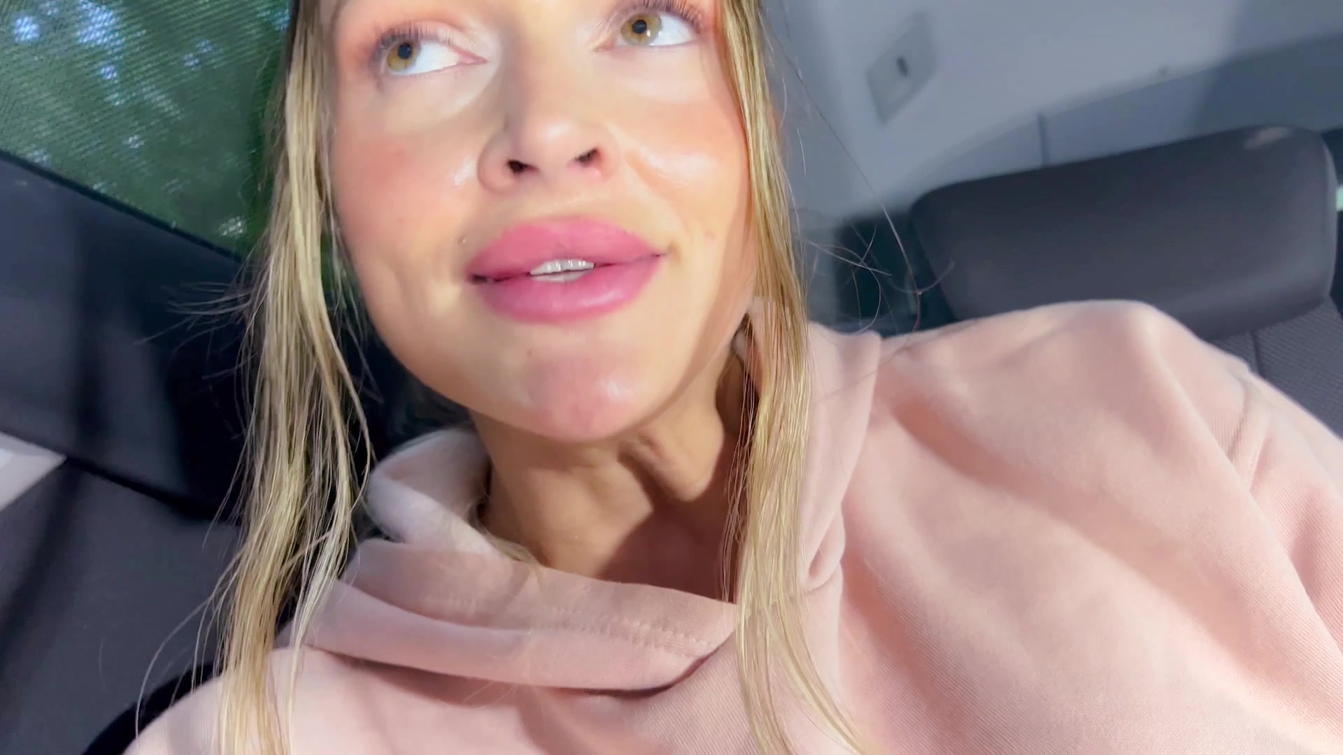 Ich bin im Uber Taxi gefahren und wurde aufeinmal echt notgeil. Ich saß auf dem Rücksitz und der Fahrer war konzentriert auf die Straße. Also habe ich es gewagt mir schnell heimlich einen Orgasmus zu machen und alles zu filmen.
Meint ihr der Fahrer hat etwas gemerkt?! :-)