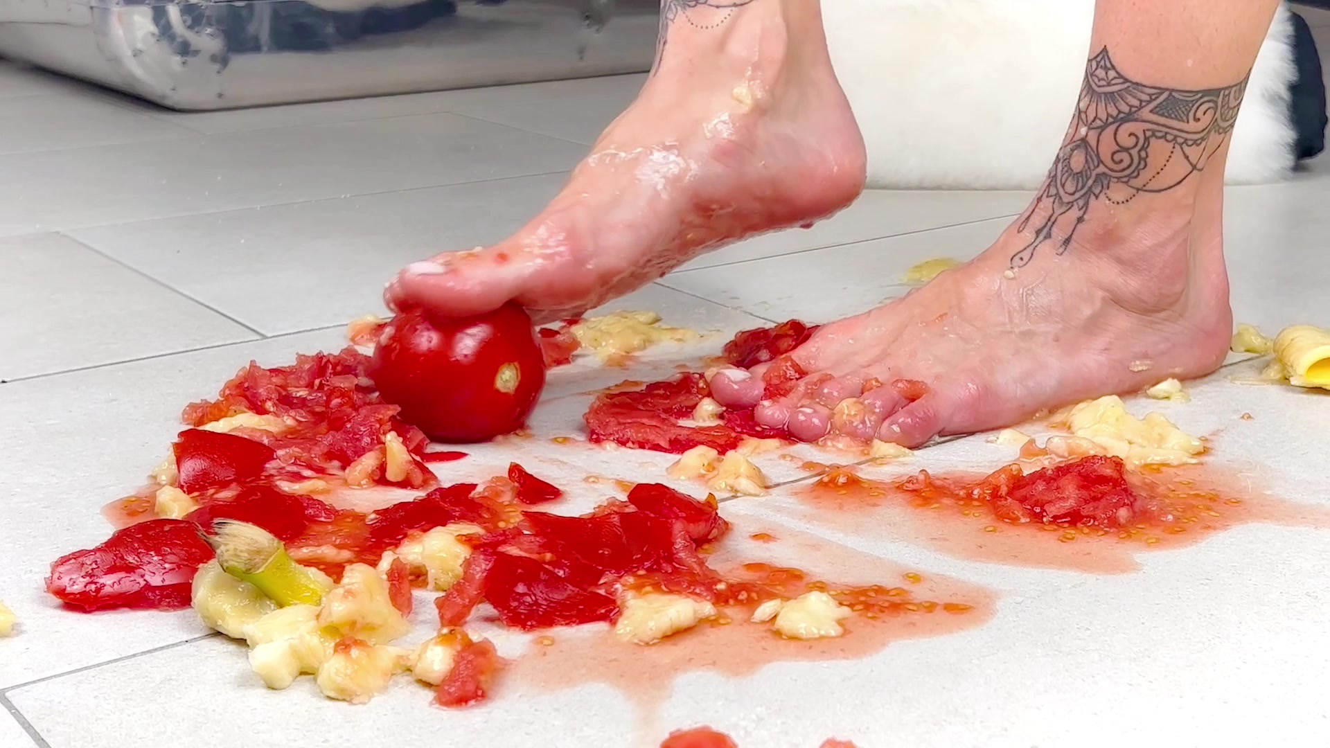 In diesem Video wollte ich einmal meinen Fuß Fetisch ausleben. Ich habe Tomaten und Bananen genommen und mit dem Obst und Gemüse Sex gehabt mit meinen Füßen bis der Saft gespritzt hat.
Zwar war dann alles voll versaut, aber es hat mich unendlich geil gemacht.
Finde ich jemanden der diese Vorliebe mit mir teilt?
Gerne auch mit deinem Schwanz dazu und wir halten alles auf Video fest :-)