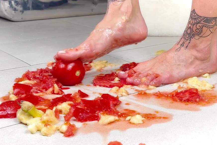Sexy-Lexxy: FFF Foot Feet Fetisch - Essen zertreten mit meinen Füßen