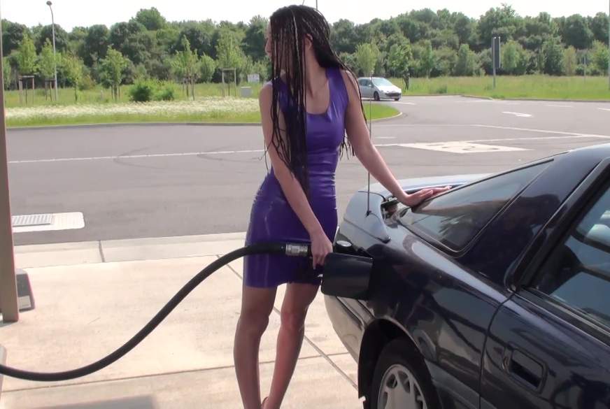 Sexy an der Tankstelle! Hast du mich gesehen?? von VanessaKeen pic1