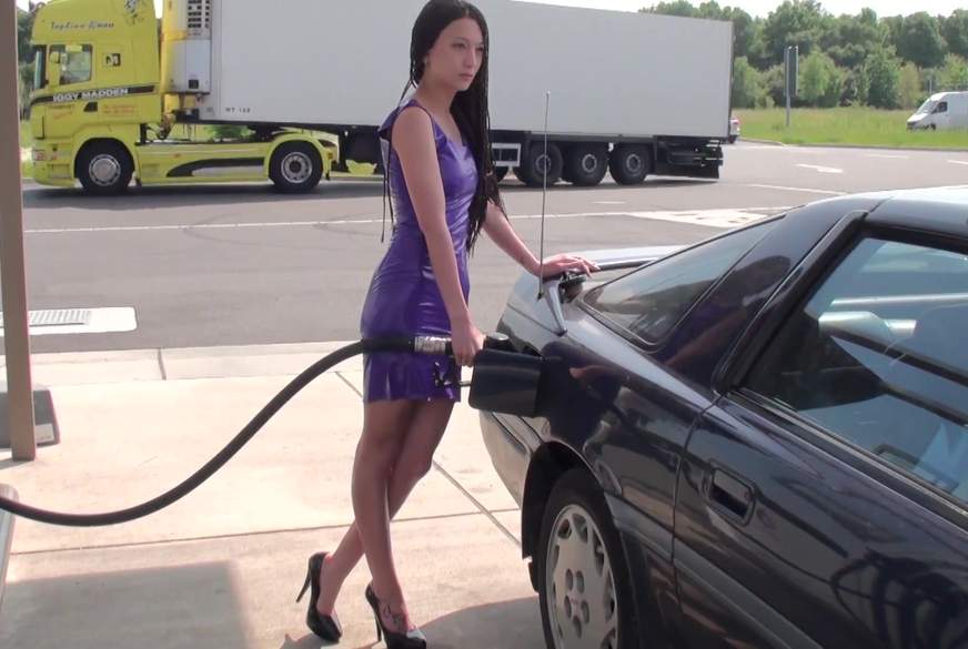 Sexy an der Tankstelle! Hast du mich gesehen?? von VanessaKeen pic2