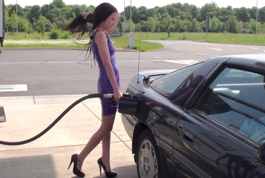 Sexy an der Tankstelle! Hast du mich gesehen?? von VanessaKeen pic4