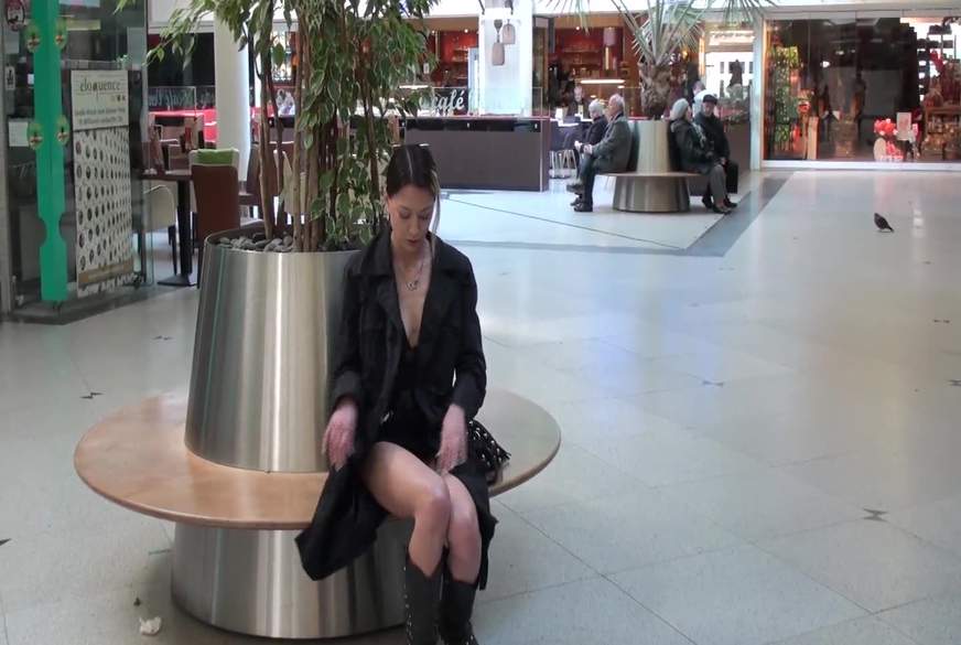 Tittenflashing im Schwanenmarkt Krefeld von VanessaKeen pic3