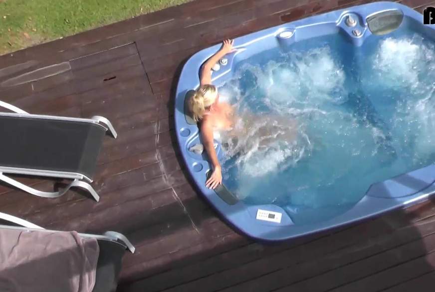 Outdoor im Jacuzzi g*****t von DirtyTina pic1