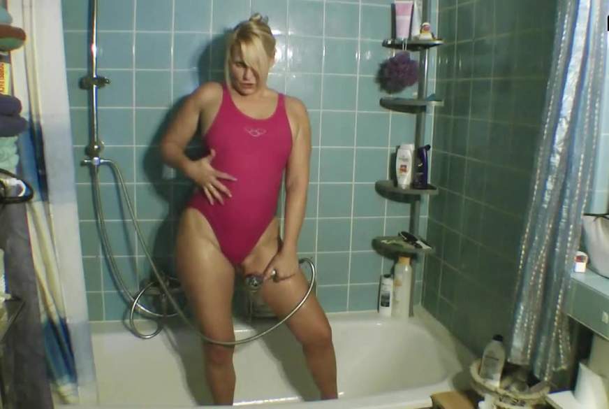 Mit pinkem Swimsuit in der Dusche von SweetSusi pic1