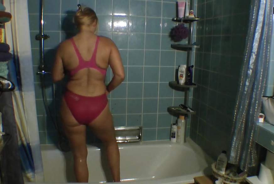 Mit pinkem Swimsuit in der Dusche von SweetSusi pic4