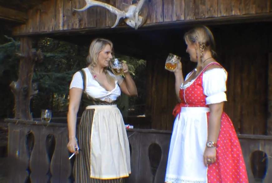 2 Girls im Dirndl. von SweetSusi