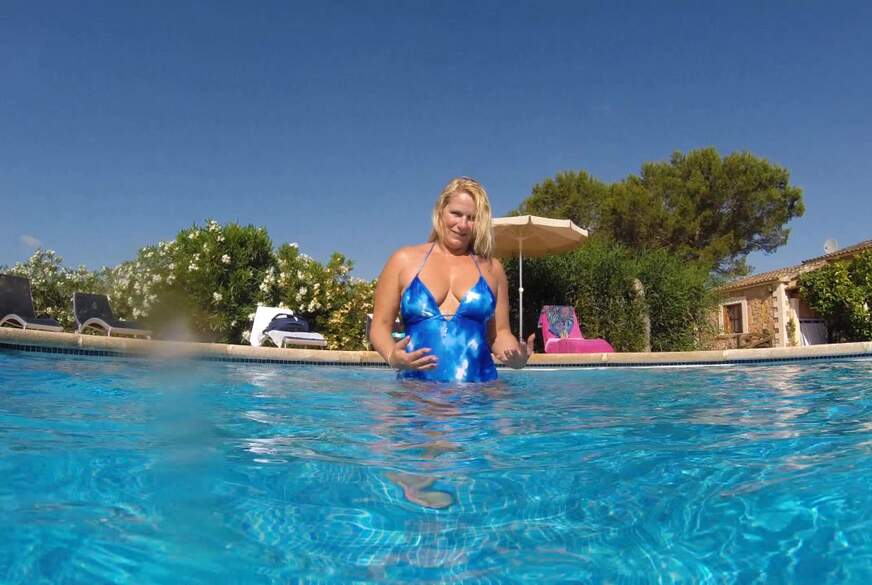 Mit neuem Badeanzug im Pool von SweetSusi pic2