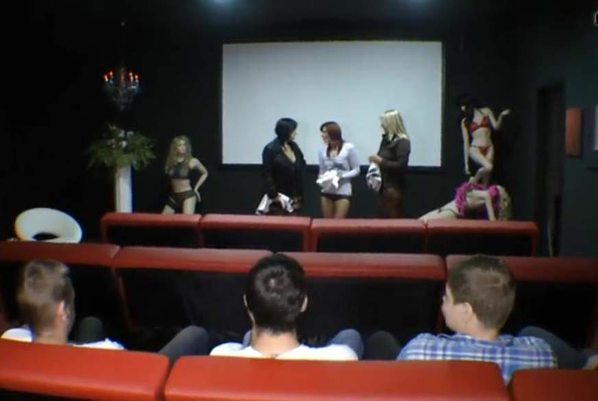 Gruppensex im Pornokino von SweetSusi pic3