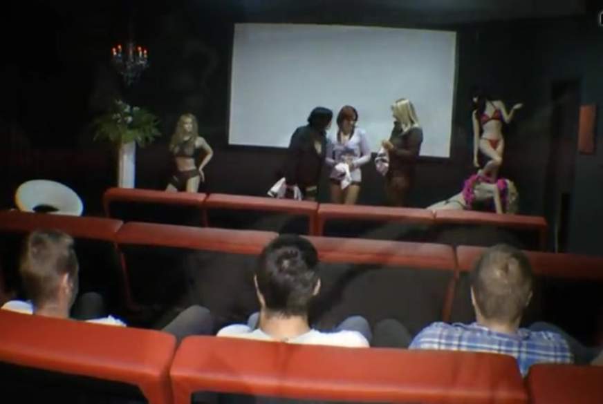 Gruppensex im Pornokino von SweetSusi pic4