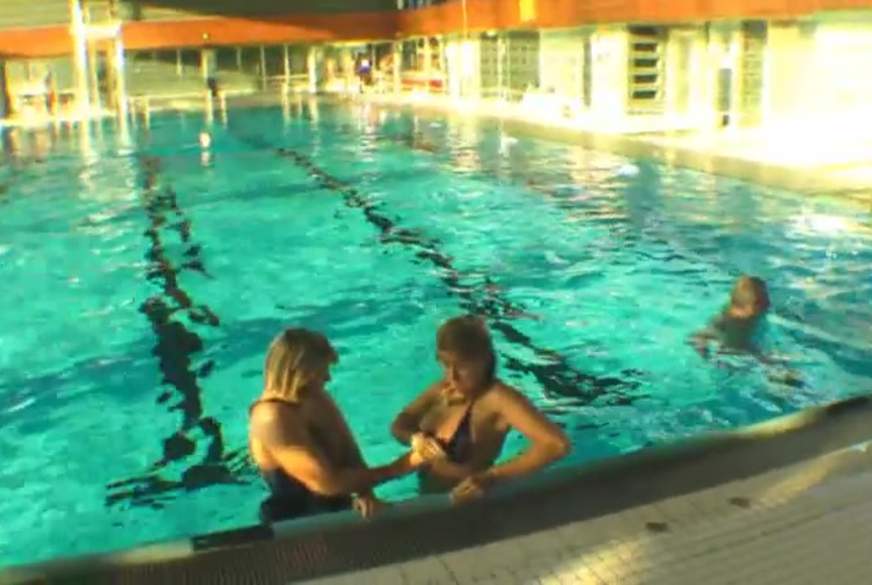 Bei Lesbenspiel im Schwimmbad Erwischt und Hausverbot bekommen von SweetSusi pic1