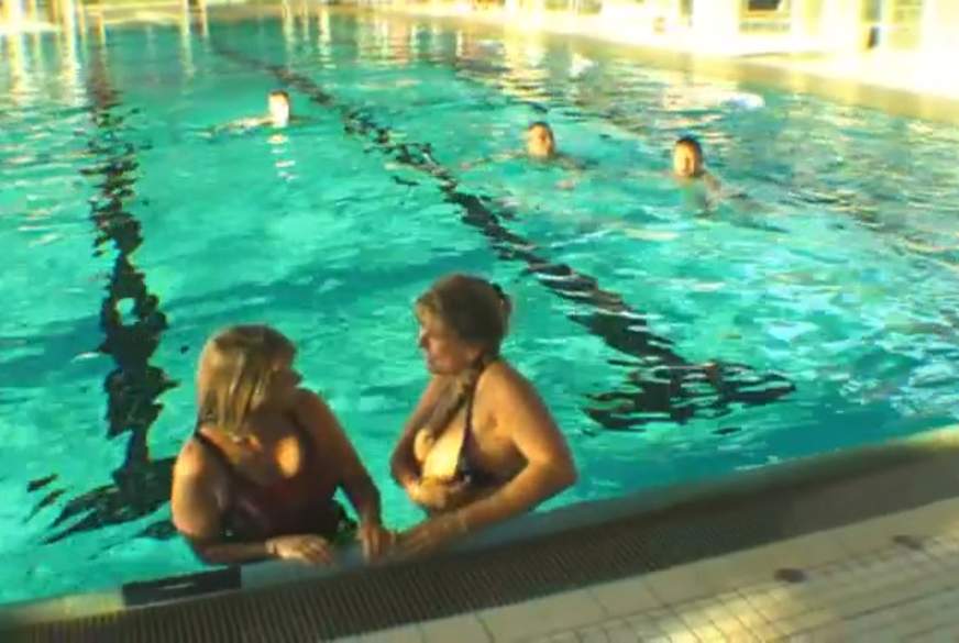 Bei Lesbenspiel im Schwimmbad Erwischt und Hausverbot bekommen von SweetSusi pic2