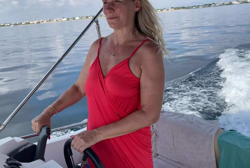 Nackt Boot fahren von SweetSusi