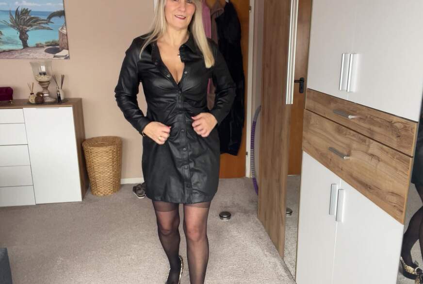 Sexy im Lederkleid von SweetSusi