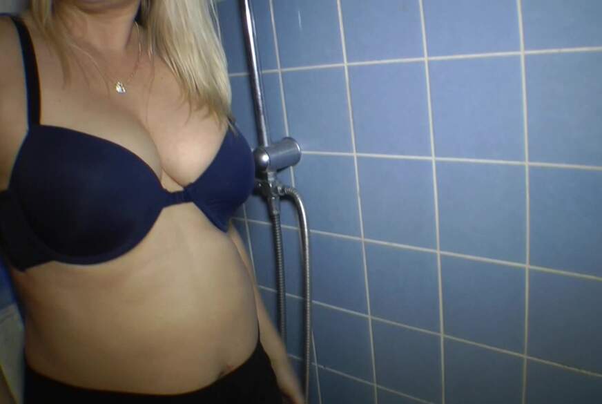 Machs Maul weit auf denn ich P***e da jetzt rein von SweetSusi