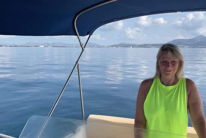 SweetSusi: Wie P***e ich am besten vom Boot aus
