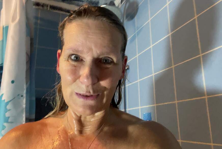 SweetSusi: Meine blanke F***e wird unter der Dusche Rasiert