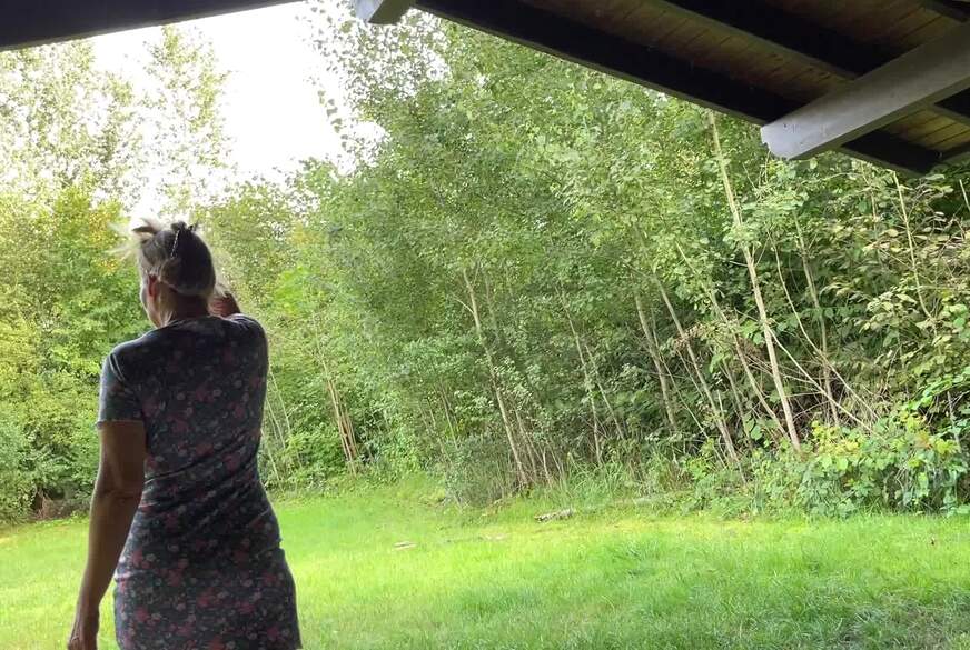 Outdoor B**sen in der Waldhütte von SweetSusi