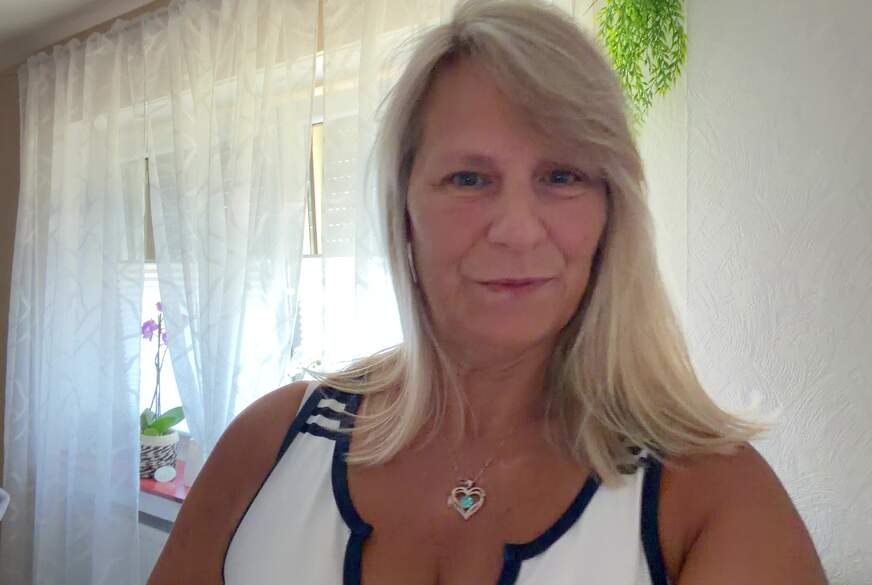 SweetSusi: Ich ziehe meine Hausschuhe aus und zeige dir meine füsse