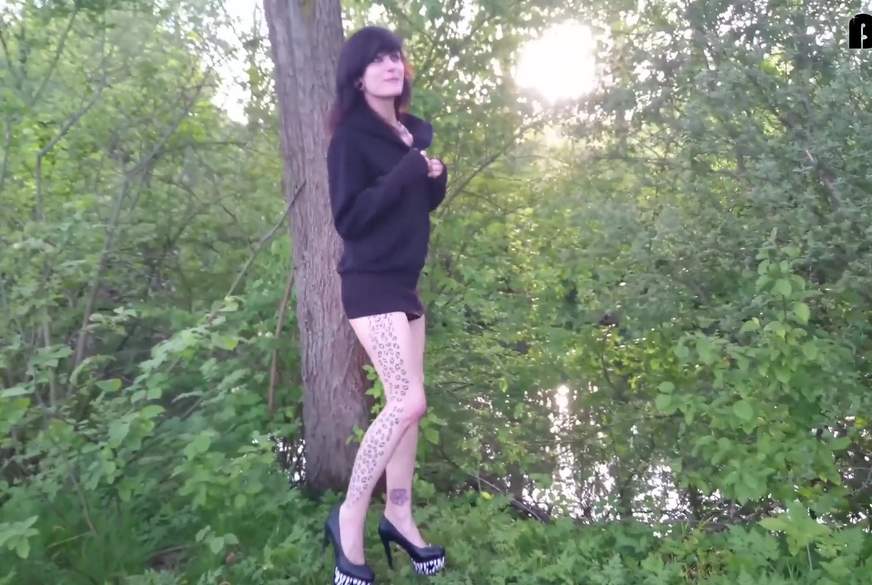 Outdoor Pee - Kemnader See von AliceKinkycat