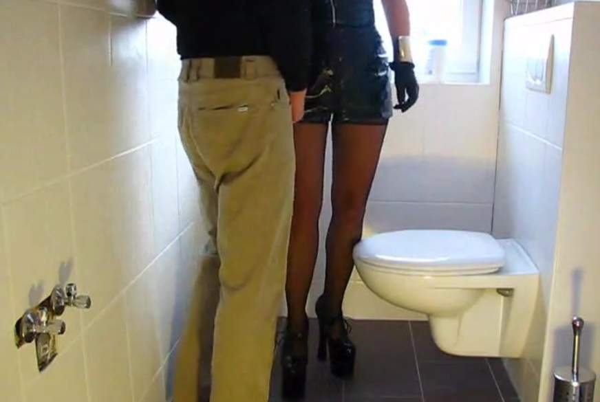 Toilettenf**k während einer Party von heels-and-more pic2