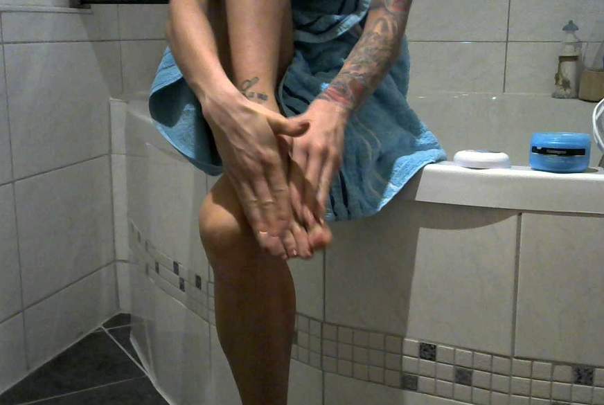 Zarte: Füße lackiert und dann meine M****i verwöhnt