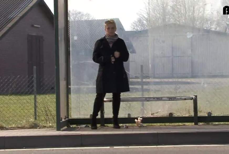 TanjaHD: An der Bushaltestelle