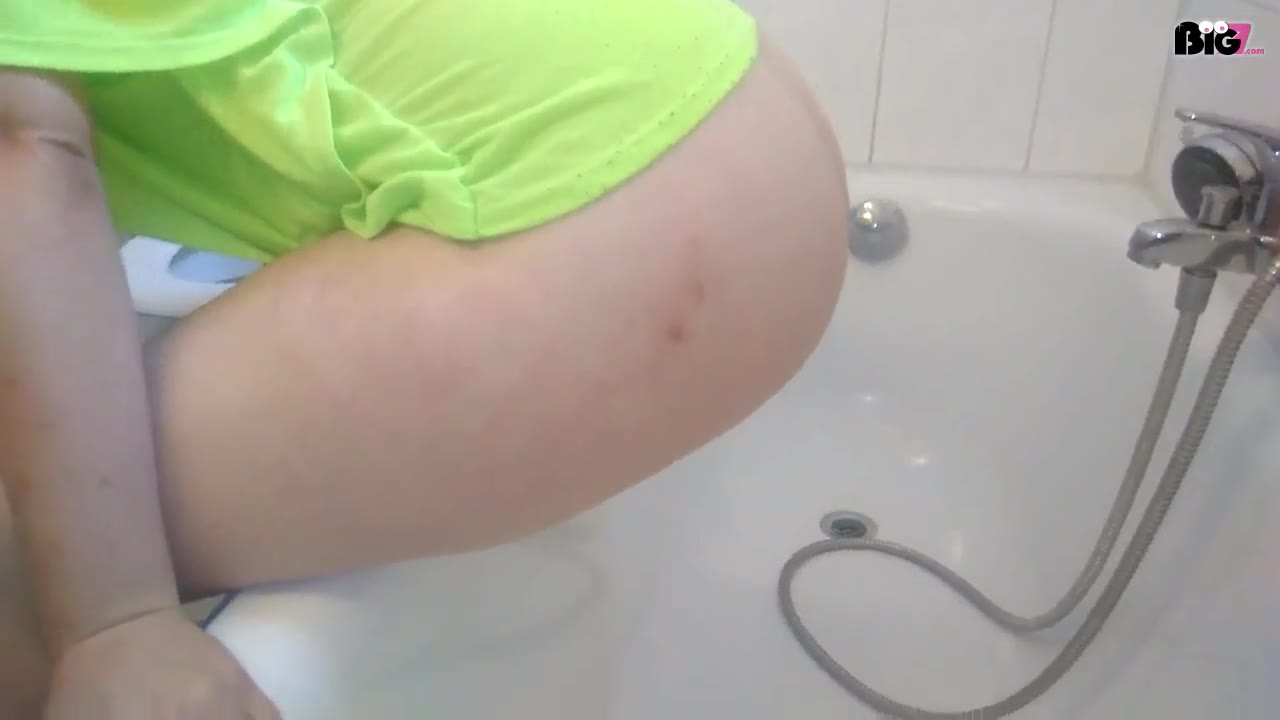 Hier kannst du mal sehen wie ich von der Seite aus in die Badewanne pisse viel Spaß mit dem Fetisch NS Video