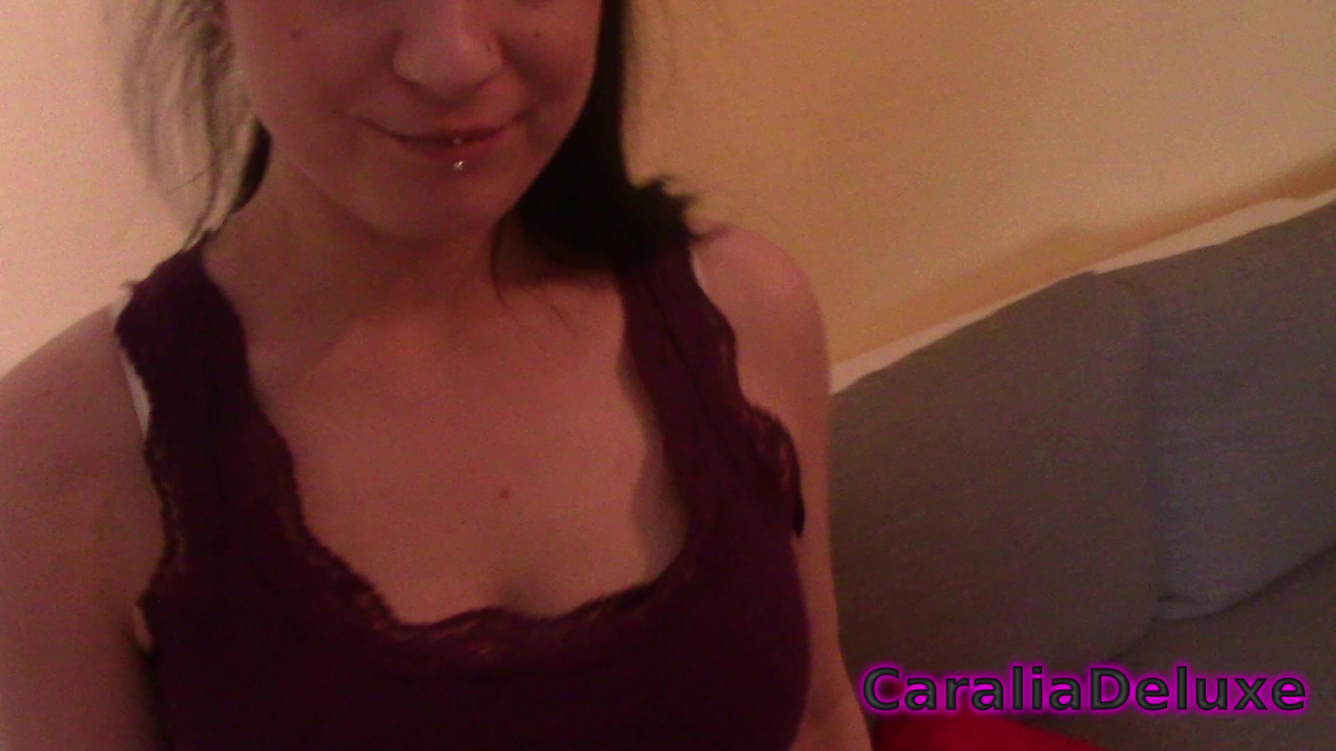 Hast du auch schon mal gehört das die Jogginghose immer als schnell fick hose bezeichnet wird ? heisst also im Klartext man kann sie immer und überall schnell runter ziehen, mal schön richtig den schwanz in die fotze stecken lassen und schon hat man nen geilen Quickie fick, hier teste ich mal die schnellfickhose ob sie hält was sie verspricht, bist du der Meinung das ich sie auch mal Outdoor testen soll ?