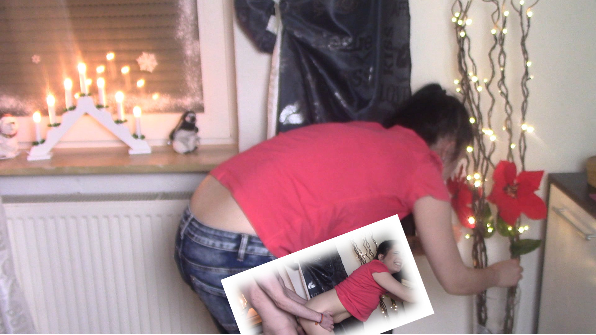 Beim dekorieren überrascht und abgefickt! Ich habe mir nicht viel gedacht dabei als ich Zuhause bei mir Weihnachtlich schmücken wollte, aber ich hatte vergessen das der Nachbar aufgrund PC Problemengerade bei mir am Pc sitzt, wer weiß was er dortso alles gemacht hat, weil aufeinmal stand er mit seinem Schwanz vor mir und hat mich richtig hart durchgefickt , aber so macht schmücken doch eigentlich am meisten Spaß oder ?